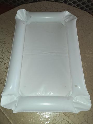 SKÖTSAM Wit baby verschoonkussen, opblaasbaar, waterdicht, l beschikbaar voor biedingen