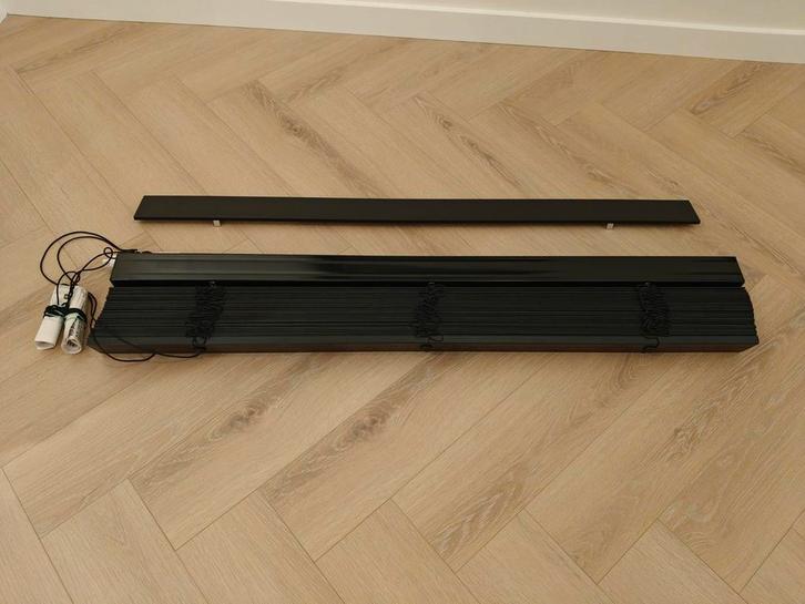 2x houten jaloezieën zwart houtstructuur, Huis en Inrichting, Woonaccessoires | Wandplanken en Boekenplanken, Nieuw, Ophalen