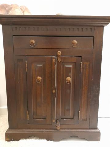 Art deco kastje beschikbaar voor biedingen
