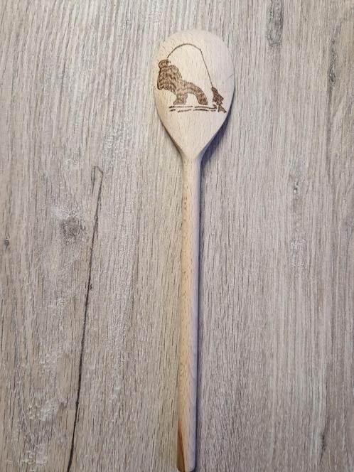 Houten lepel met afbeelding van een visser – handgemaakt !, Huis en Inrichting, Keuken | Bestek, Nieuw, Los bestek, Hout, Ophalen of Verzenden