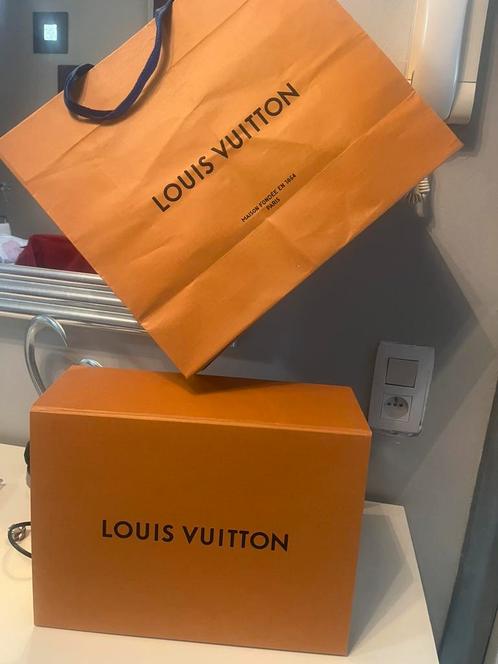 Grand coffret cadeau orange vide authentique Louis Vuitton, Handtassen en Accessoires, Tassen | Schoudertassen, Zo goed als nieuw