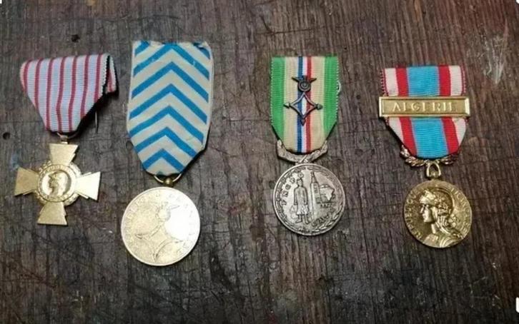 Militaire medaille Franse oorlog Algerije, Boeken, Oorlog en Militair, Verzenden