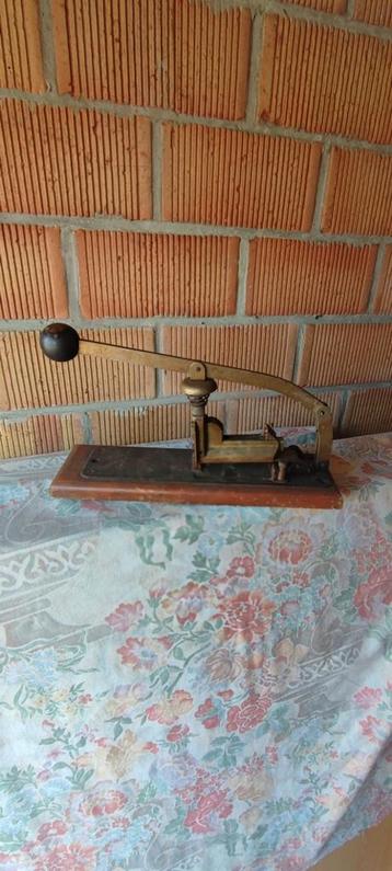 Antieke decoratieve nietmachine  beschikbaar voor biedingen