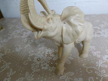 Witte Albasten Olifant – Elegant Beeldhouwwerk beschikbaar voor biedingen