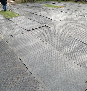 Eenmalige partij: 50 gebruikte kunststof rijplaten 300x100cm beschikbaar voor biedingen