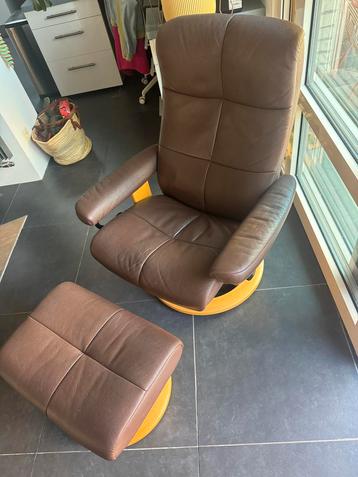 Unieke stressless zetel met hocker in bruin leer, Enlèvement, Comme neuf, Cuir