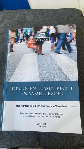 Dialogen tussen recht en samenleving  beschikbaar voor biedingen