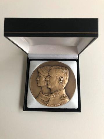 Bronzen munt Koning Filip en koningin Mathilde  beschikbaar voor biedingen
