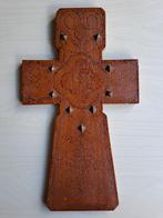 Croix en bois avec 9 clous, Enlèvement