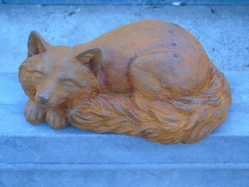statue d un renard coucher en fonte patinée rouillé ., Jardin & Terrasse, Statues de jardin, Neuf, Animal, Métal, Enlèvement ou Envoi