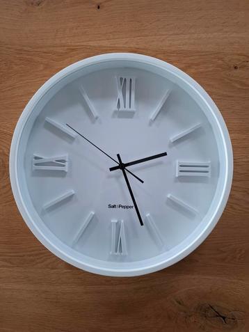 Horloge murale blanche Salt & Pepper de 40 cm de diamètre