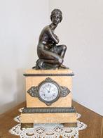 Horloge ancienne en marbre de Sienne avec décoration en bron, Enlèvement ou Envoi
