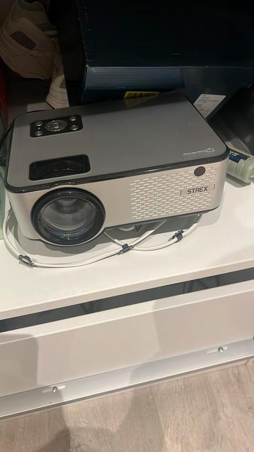 Strex Beamer nieuwstaat met voet voor plafond beschikbaar voor biedingen