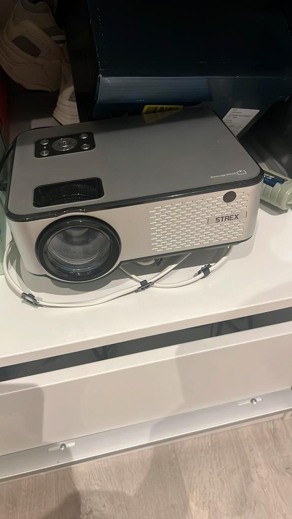 Strex Beamer nieuwstaat met voet voor plafond, Audio, Tv en Foto, Beamers, Zo goed als nieuw, LED, Ophalen of Verzenden