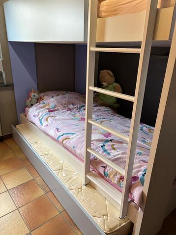 Zeer stevig stapelbed beschikbaar voor biedingen