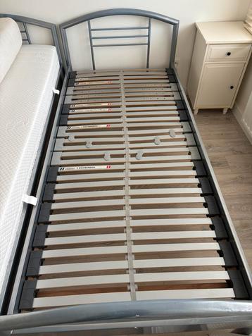Metalen grijzen bedframe incl lattenbodem 90*200 beschikbaar voor biedingen