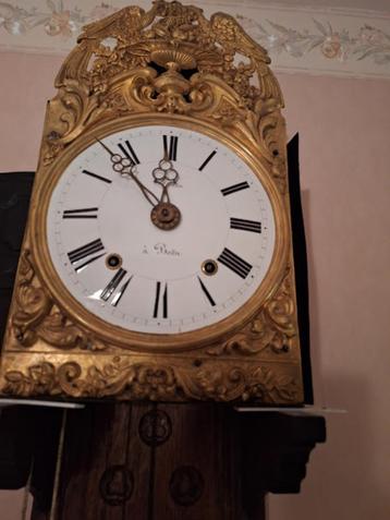 Comtoise klok op houten stoeltje beschikbaar voor biedingen