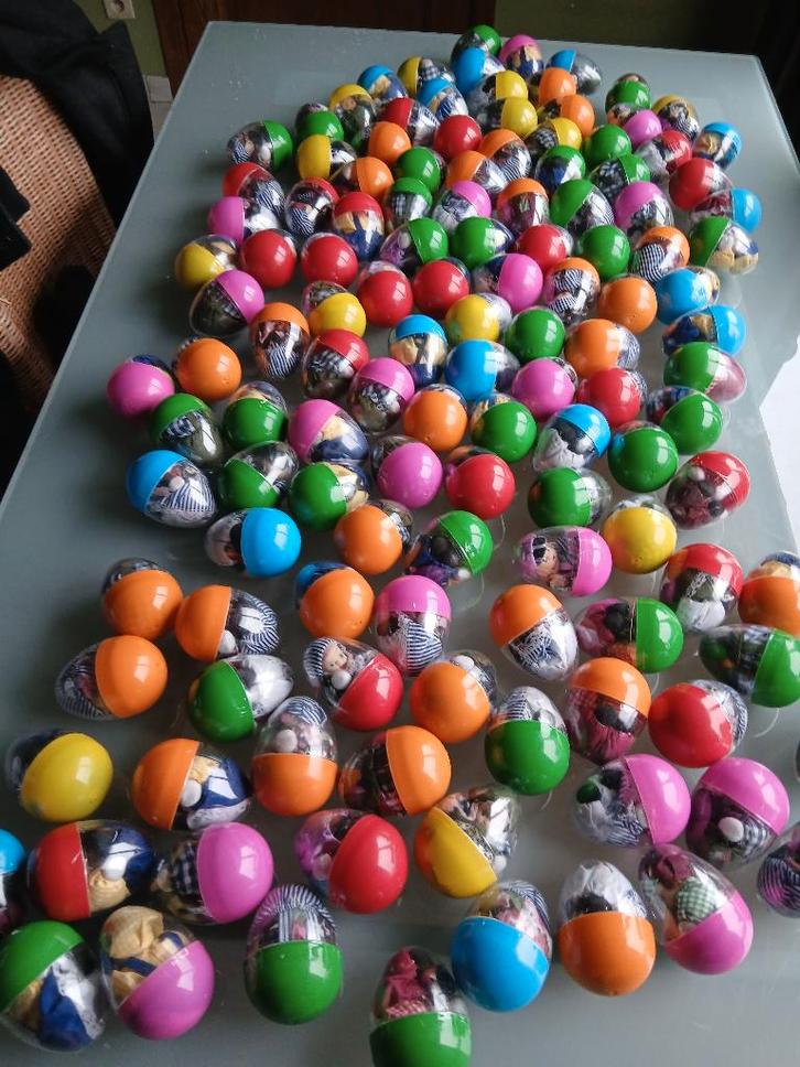 capsule automaat & inhoud capsules is poppetjes uit klei, Verzamelen, Automaten | Gokkasten en Fruitautomaten, Nieuw, Euro, Met sleutels