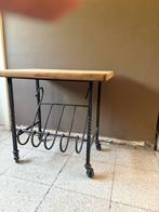 Stevige bijzettafel in metaal en vol houten blad, Huis en Inrichting, Woonaccessoires | Krantenbakken en Lectuurbakken, Ophalen