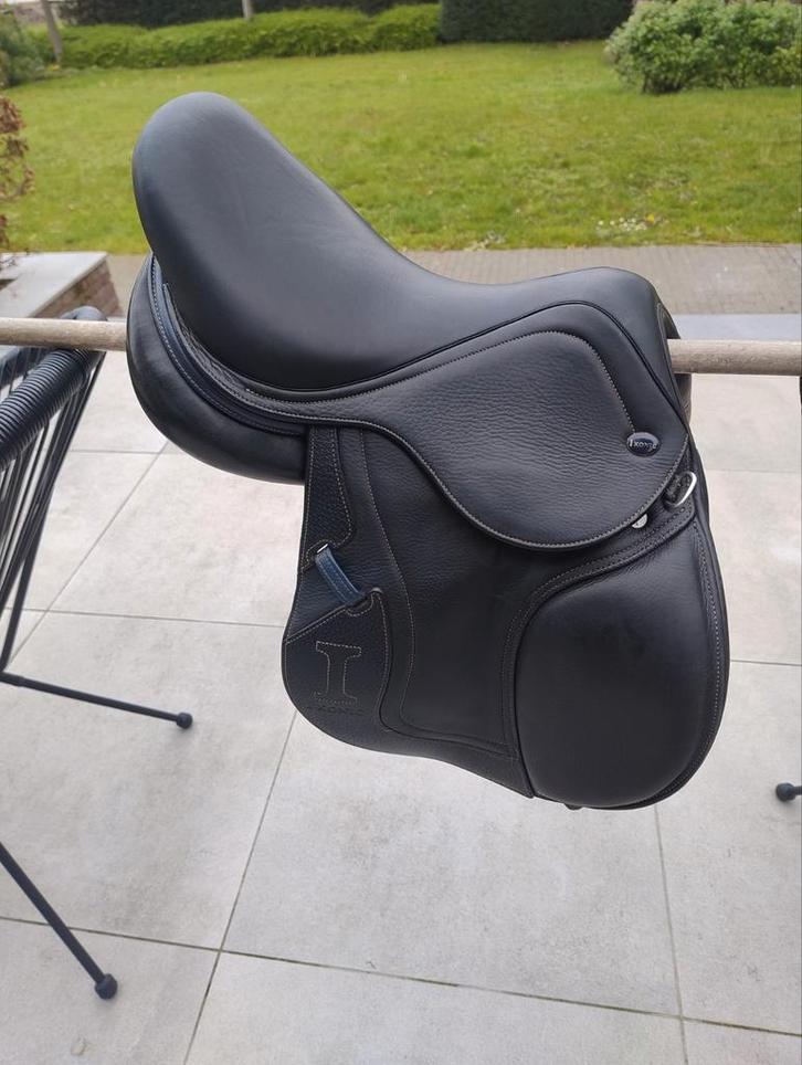 Ikonic evolution zadel 15 inch, Animaux & Accessoires, Chevaux & Poneys | Brides & Harnachement, Enlèvement