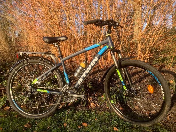 B-Twin 520 ST 27" Aero Trail Evo in Nieuwstaat -  comme Neuf, Fietsen en Brommers, Fietsen | Mountainbikes en ATB, Zo goed als nieuw