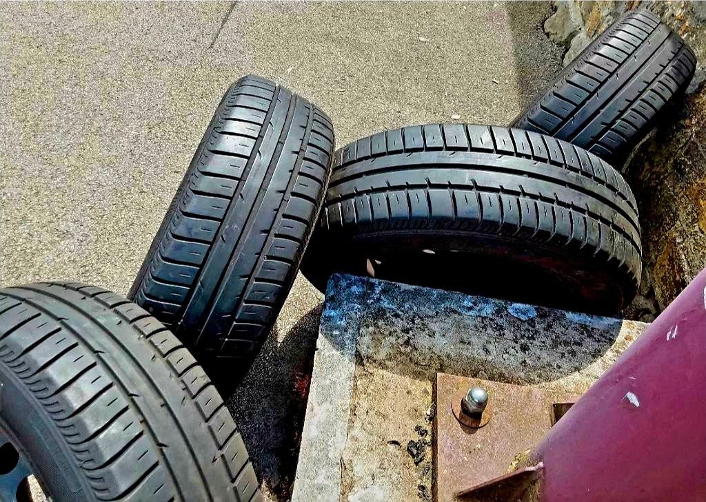 4 très bons pneus été 195/65-15, originales VW Golf, Autos : Pièces & Accessoires, 15 pouces, Pneus et Jantes, Pneus été, Enlèvement