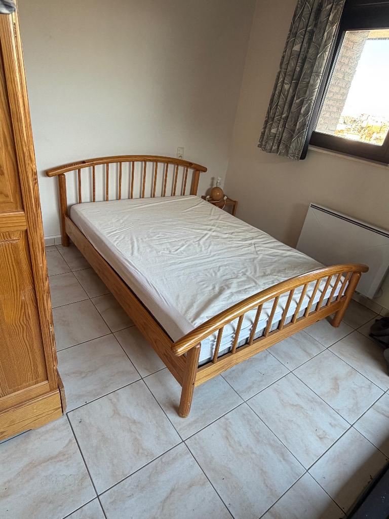 Bed met latoflex en nachtkastje, Ophalen, Gebruikt, Hout, 140 cm