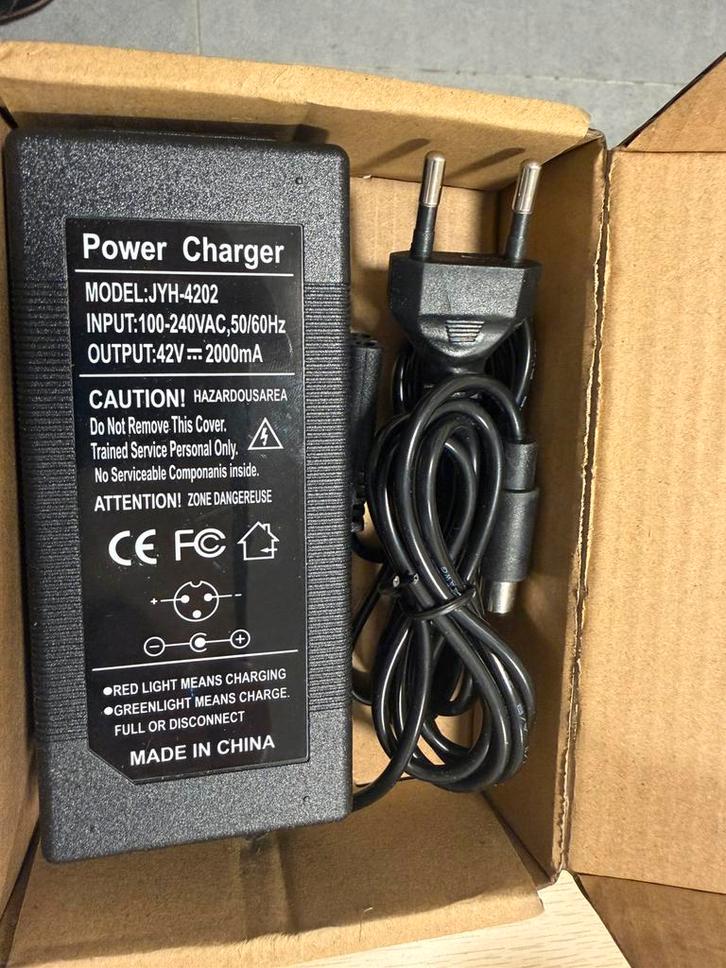 Oplader e step, Fietsen en Brommers, Steps, Nieuw, Ophalen