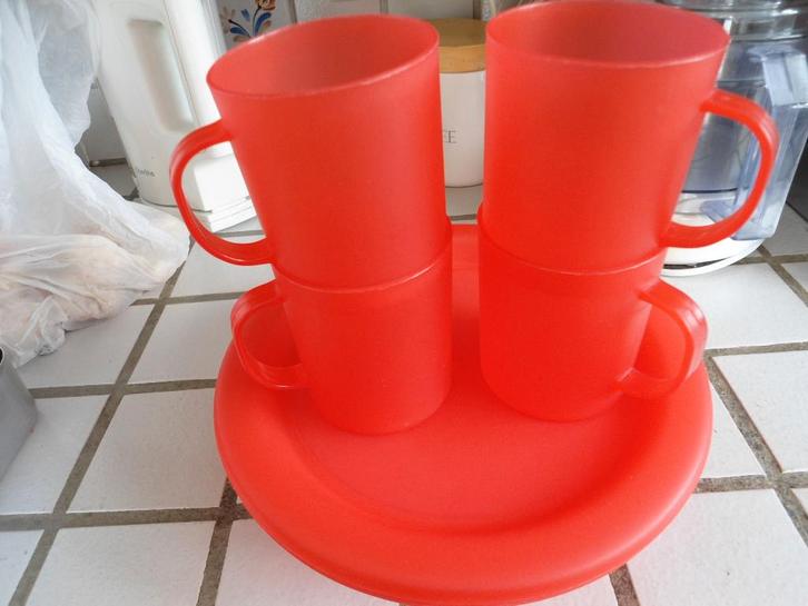 Service Pique-Nique plastique rouge 4 pers assiettes & cvts, Hobby en Vrije tijd, Picknickmanden, Zo goed als nieuw, Ophalen