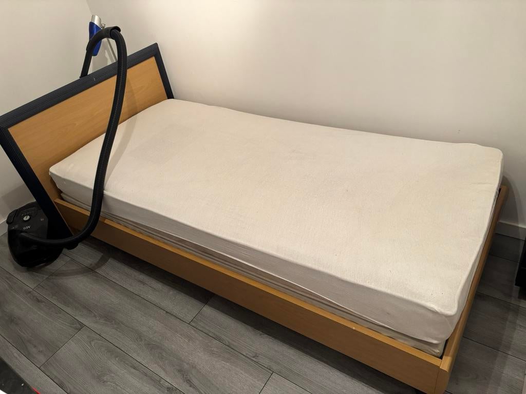 Eén persoonsbed + 2 nachtkastjes + kleine kast, Ophalen, 90 cm, Eenpersoons, Bruin