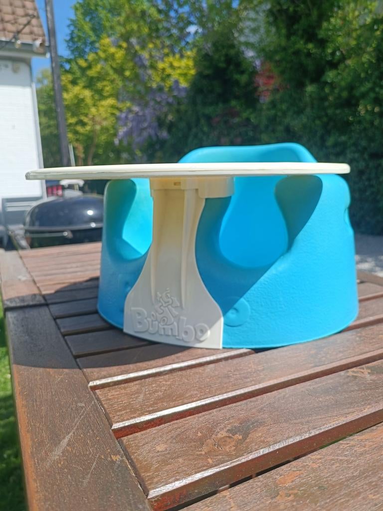 Bumbo stoeltje met bijhorend tafeltje blauw & wit