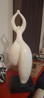 Grote moderne sculptuur Naakte Vrouw 65 cm hoog, Ophalen of Verzenden, Op sokkel, Modern, Vrouw