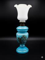 Prachtige Antieke Opaalglas Petroleumlamp – Hemelsblauw, Ophalen