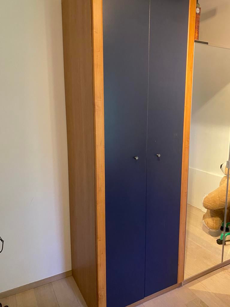 Stevige 2-deurs kleerkast blauw/, Huis en Inrichting, Ophalen, Met deur(en), Gebruikt, 200 cm of meer
