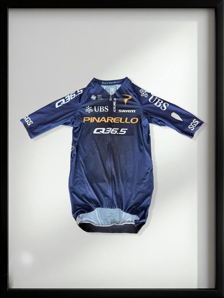 Gesigneerd Pinarello Q36.5 Cycling Team van Brent Van Moer, Verzamelen, Sportartikelen en Voetbal, Gebruikt, Shirt, Ophalen