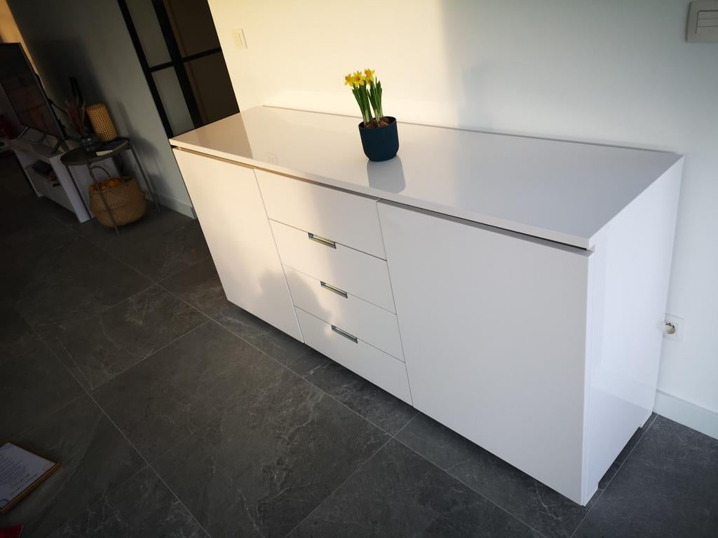 Witte gelakte kast, Ophalen