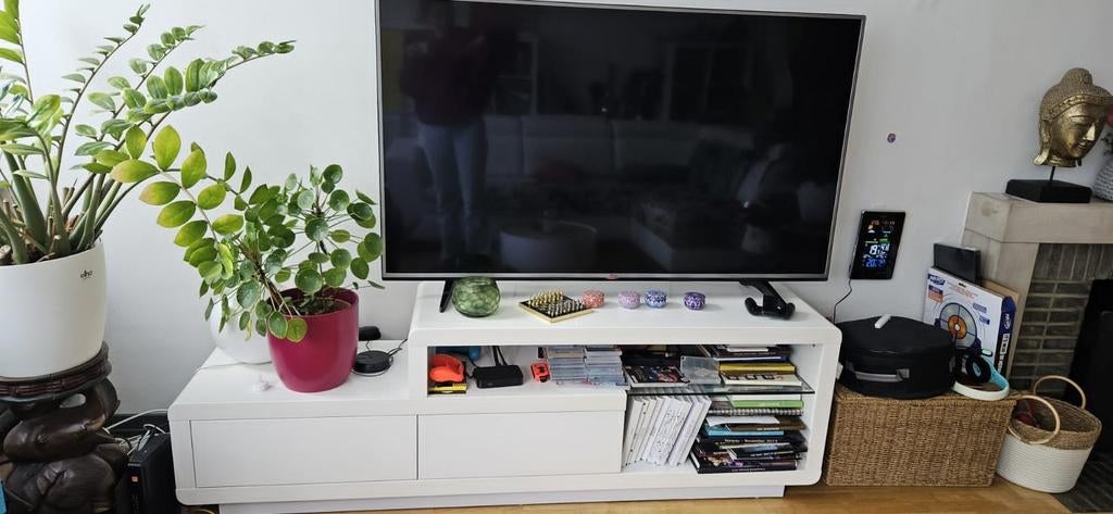 Meuble TV blanc, tiroirs et étagère