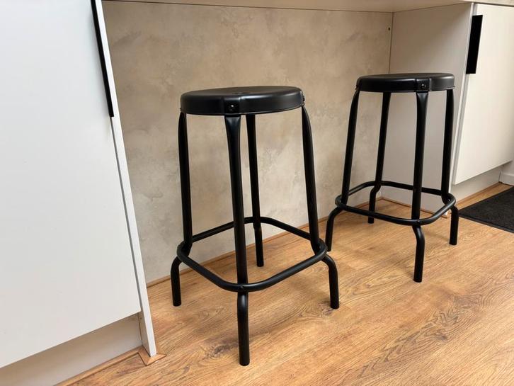 Tabourets de bar métal noir – style industriel (x2), Maison & Meubles, Tabourets de bar, Comme neuf, Métal, Avec repose-pieds