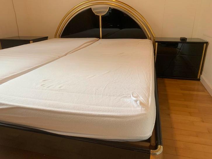 Retro bed- 160 cm. Met electrisch verstelbare lattenbodems, Huis en Inrichting, Slaapkamer | Bedden, Zo goed als nieuw, 160 cm