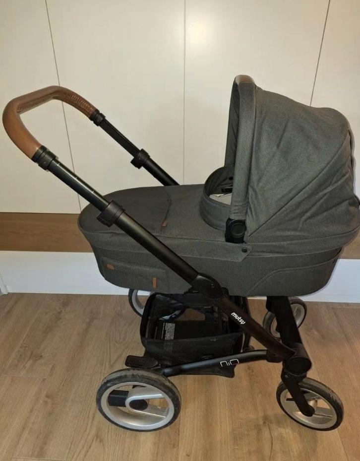 Grijze Mutsy Kinderwagen 3 in 1 met winterhoes en babybedje, Kinderen en Baby's, Kinderwagens en Combinaties, Gebruikt, Kinderwagen