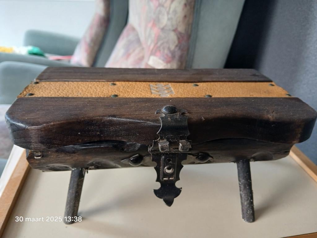 Klein koffertje op 4 pootjes (juwelen kistje )
Massief hout., Antiek en Kunst, Antiek | Naaimachines, Ophalen