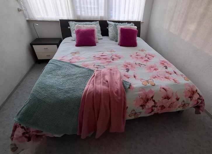 Twee persoonsbed incl. 2 nachtkastjes en verlichting, Huis en Inrichting, Slaapkamer | Bedden, Gebruikt, Tweepersoons, 180 cm