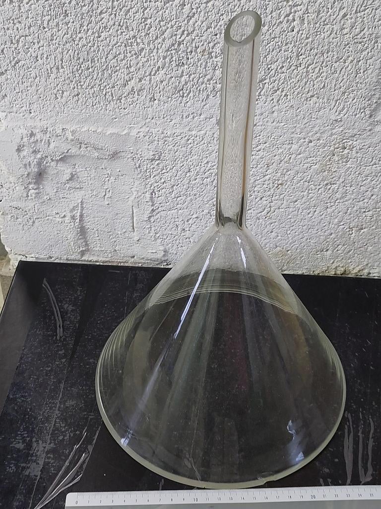 Grote glazen trechter 24,5 cm – vintage labo decor, Ophalen