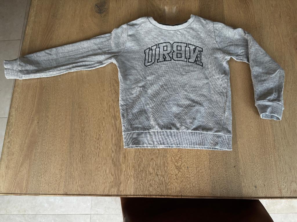 Urban grijze sweater maat 116, Enfants & Bébés, Vêtements enfant | Taille 116, Garçon, Enlèvement ou Envoi, Urban wave, Pull ou Veste