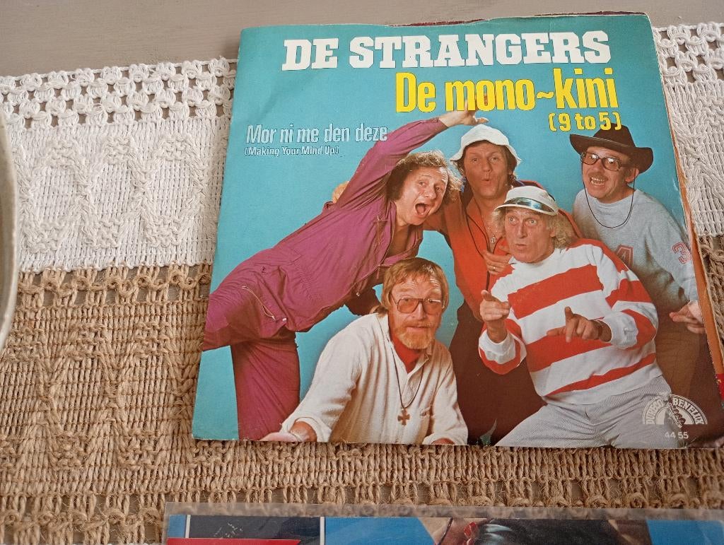 De Strangers - De Mono kini, Cd's en Dvd's, Vinyl Singles, Verzenden, 7 inch, Zo goed als nieuw, Nederlandstalig