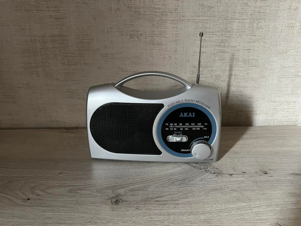 AKAI FM/MW-handradio met antenne - compact formaat, Ophalen, Zo goed als nieuw, Radio