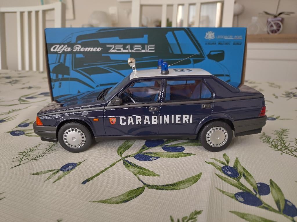 Alfa Romeo 75 1.8 I.E. Carabinieri 1988 Laudoracing 1/18, Enlèvement ou Envoi, Comme neuf, Voiture, Autres marques