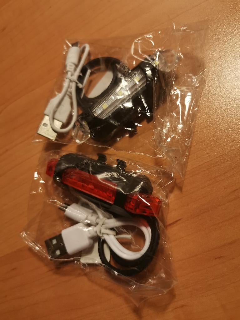 2 sets Rood- witte oplaadbare fietsverlichting, Fietsen en Brommers, Fietsaccessoires | Fietsverlichting, Verlichtingsset, Nieuw