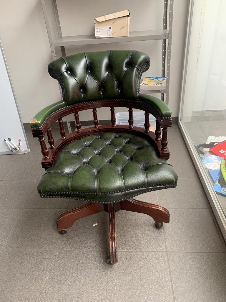 Chaise de bureau modèle Chesterfield, Enlèvement