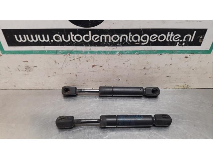 Kit amortisseur couvercle coffre d'un Volkswagen Golf (Golf, Autos : Pièces & Accessoires, Carrosserie & Tôlerie, Volkswagen, Utilisé